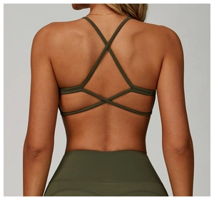 Dettaglio del reggiseno sportivo verde militare con spalline incrociate e alta elasticità