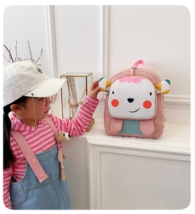 Mochila rosa de dibujos animados para niñas de guardería en una escena de estilo