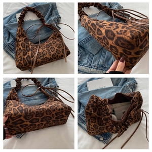 Détail du sac léopard sous le bras avec bandoulière froncée à cordon et espace de rangement