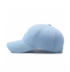 Détail d'une casquette bleu clair en sergé avec broderie 3D blanche vue de profil