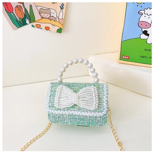 Détail du sac en tweed vert pour fille avec grand nœud en perles et bordure en dentelle