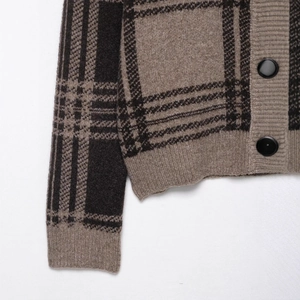 Gilet en tricot à carreaux rétro avec de gros boutons et texture laine premium