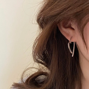 Nahaufnahme der silbernen Herz-Creole am Modell mit elegantem Metallglanz