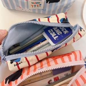 Détail de la trousse en toile à grande capacité avec motifs rayés mignons et zip