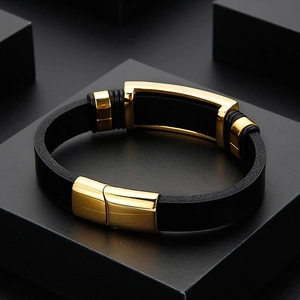 Gros plan d'un bracelet en cuir tressé noir pour homme avec fermoir magnétique doré poli