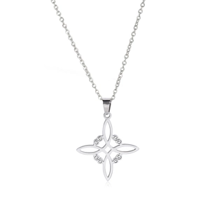 Collier pendentif nœud de sorcière argenté avec design celtique sur fond blanc
