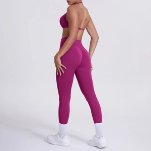 Dettaglio del set yoga magenta a vita alta che mostra l'effetto modellante e push-up