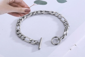Gros plan sur un bracelet chaîne en acier inoxydable argenté avec fermoir OT texturé
