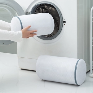 Sac à linge en filet blanc pour laver des chaussures dans le tambour d'une machine