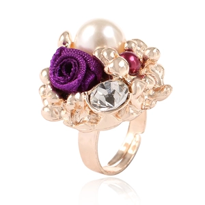 Détail de la bague vintage ajustable avec rose en tissu violet et perle blanche