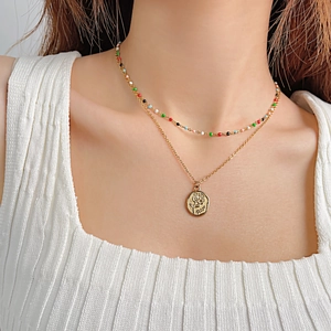 Collier double couche doré avec perles colorées et pendentif fleur de rose
