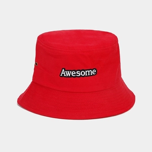 Détail du bob rouge avec broderie Awesome et œillets d'aération métalliques