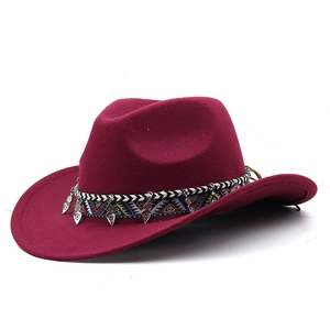 Détail du chapeau de cowboy en feutre avec ruban ethnique et pendentifs en forme de feuille