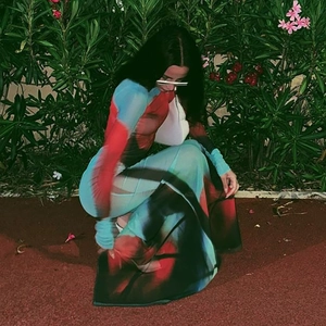 Robe en mesh bleu à manches longues avec motifs tie-dye rouges et fentes latérales