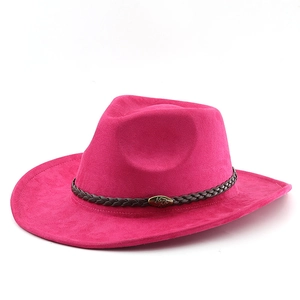 Détail d'un chapeau de cowboy rose avec bande tressée et boucle en tête de taureau