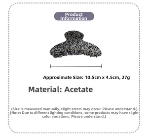 Détail d'une grande pince à cheveux en acétate motif léopard avec dimensions 10,5cm