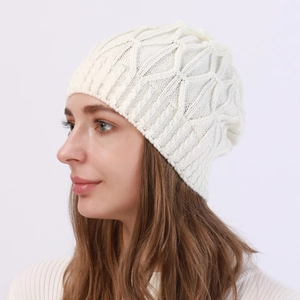 Detailansicht der weißen Strickmütze mit Rautenmuster und weichem Strickgewebe