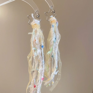 Détails des boucles d'oreilles étoile avec glands en ruban pastel et dentelle