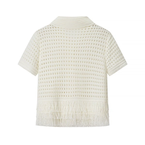 Weißes Häkeloberteil mit Polokragen und Fransen am Saum im lässigen Boho-Stil