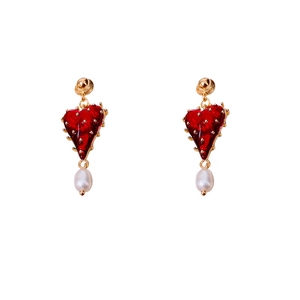 Vintage heart shaped earrings with red resin and baroque pearls in gold plated metal