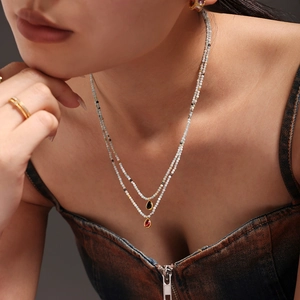 Collier double rang de perles avec pendentifs en zircone goutte noire et rouge
