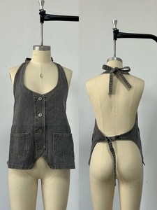 Vista fronte e retro di un gilet di jeans grigio fumo lavato con bottoni frontali