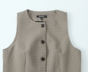 Détails macro du col de gilet à carreaux vintage avec boutons ambrés et étiquette taille XS
