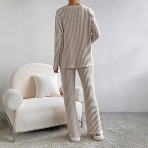 Damen Strickset in Beige mit Langarm-Oberteil und weiter Hose im Rippenmuster-Design
