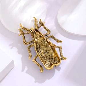 Vista posteriore della spilla a scarabeo dorata vintage con cristalli e chiusura a spillo