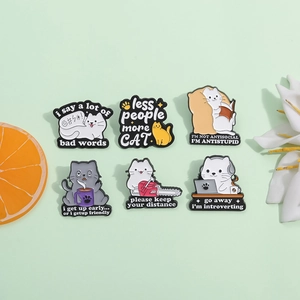 Set di spille in smalto a forma di gatto con simpatici gatti in varie scene quotidiane