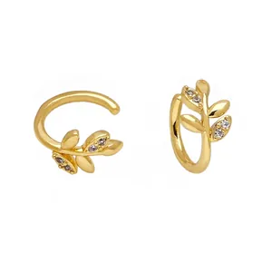 Elegante goldene Ohrmanschetten im Blattdesign mit Zirkonia Steinen für Damen ohne Ohrloch