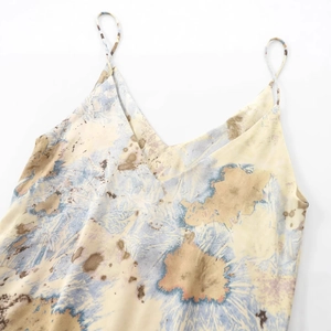 Robe nuisette satinée col V avec imprimé marbré jaune et bleu sur fond blanc épuré