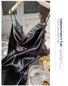 Détail de la nuisette élégante en satin noir avec dentelle délicate et fines bretelles