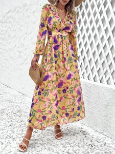 Détail de la robe longue à imprimé floral avec col en V et découpes à la taille