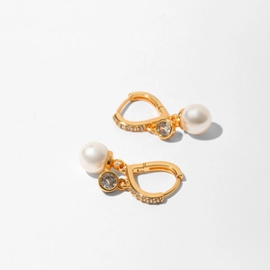 Retro-Ohrreifen mit 18K Goldbeschichtung, weißer Perle und glänzendem Zirkon-Anhänger