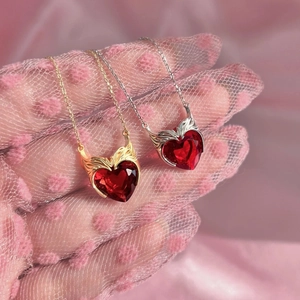 Collier Scarlet Witch avec ailes de cœur en plaqué or 18K et zircon rouge, or et argent