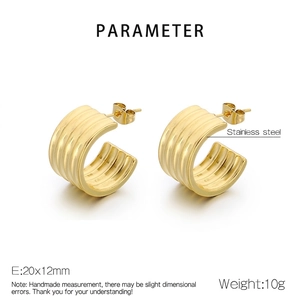 Vue détaillée des boucles d'oreilles C nervurées 20x12mm en acier plaqué or 18K
