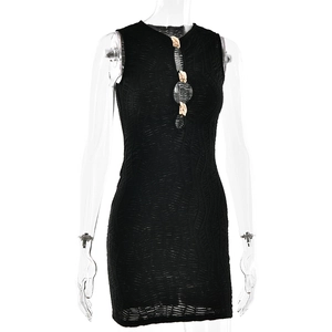 Détail d'une robe courte noire sans manches avec texture ondulée et boutons décoratifs