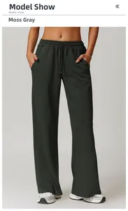 Detail der moosgrauen High-Waist-Jogginghose mit Kordelzug am Bund und Seitentaschen