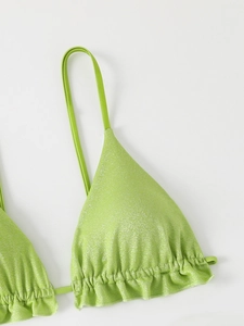 Détail du haut de bikini vert néon scintillant avec volants et texture métallique