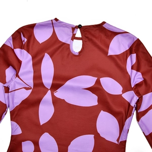 Détail de la découpe goutte au dos et fermeture à bouton d'une robe fleurie