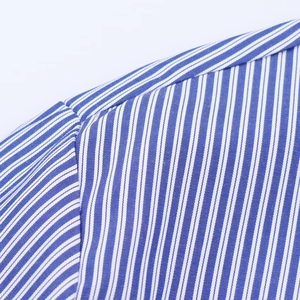 Vue macro détaillée de la texture du tissu à rayures bleues et blanches au col de la chemise