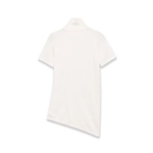 Détail du haut blanc à col roulé et manches courtes avec ourlet asymétrique unique