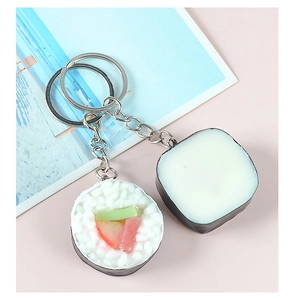 Dettaglio ravvicinato di portachiavi sushi realistici in PVC con trama di riso e catena