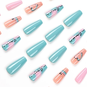 Faux ongles ballerine longs dégradé bleu rose avec motifs cœur et inscription love