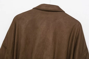 Détail de la veste aviateur en daim marron foncé montrant le col et les coutures