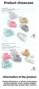 Dettaglio di mini mollette per capelli in acrilico perlato in rosa, viola e verde