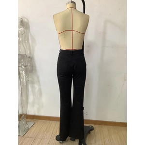 Vue arrière du pantalon noir à taille haute évasé sur un mannequin de couture