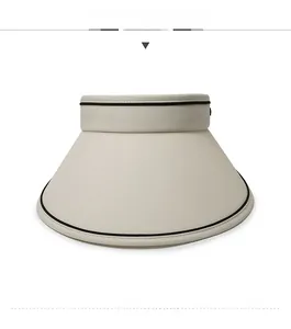 Vue de face d'une visière en toile beige avec passepoil noir contrasté pour femmes