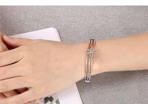Détail du bracelet multicouche argenté avec papillon ajouré et incrustation de pierres zircon